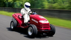 Stig z TopGerau a jeho jízda na sekačce