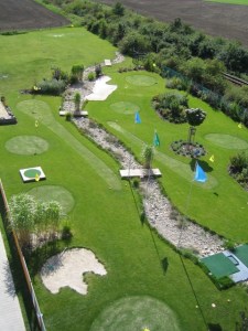 Netradiční golfové hřiště v obci Zlonín nedaleko Prahy má 9 jamek