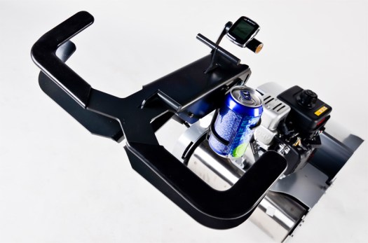 Pohled na Edwina z místa obsluhy - ovládací páky, bezpečnostní pojistka, páka plynu, držák na nápoje, tachometr...