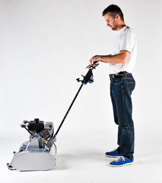 Edwin - ukázka naklopení těla řídítek. Každý si vybere tu nejpohodlnější polohu.