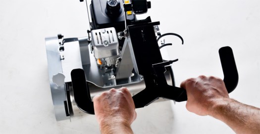 Základní poloha rukou na řídítkách. Edwin maximálně ergonomická sekačka na trávu.