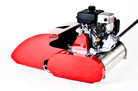 Edwin Speciál - rudá barva. Boční pohled na kapotáž.