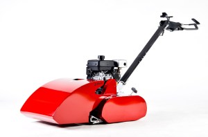 Vřetenová sekačka Edwin Speciál v rudé barvě Ferrari.