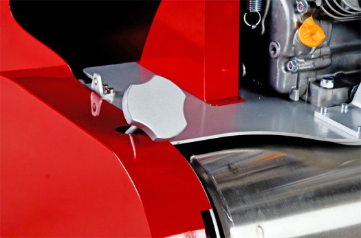 Nastavení výšky je umístěno velmi bezpečně a pohodlně pro obsluhu. Zadní válec z nerezového plechu.