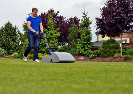 Konstruktér Marek Votroubek a vřetenová sekačka Edwin 55