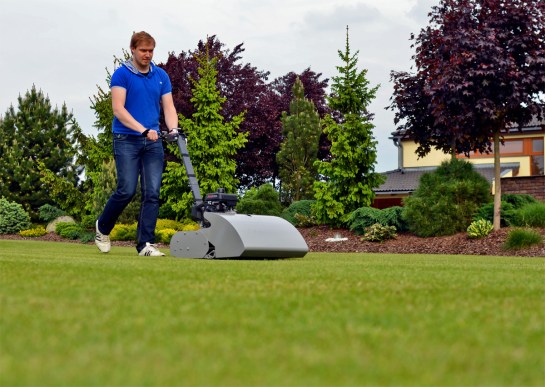 Konstruktér Marek Votroubek a vřetenová sekačka Edwin 55