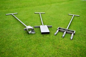 Ořezávač trysek závlahy, půdní sondýrka, aerfikační vidle (ruční aerfikátor) 