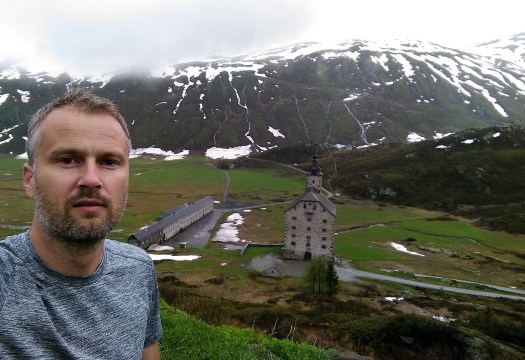 Cesta vedla i sedlem ve výšce 2300 m n.m.