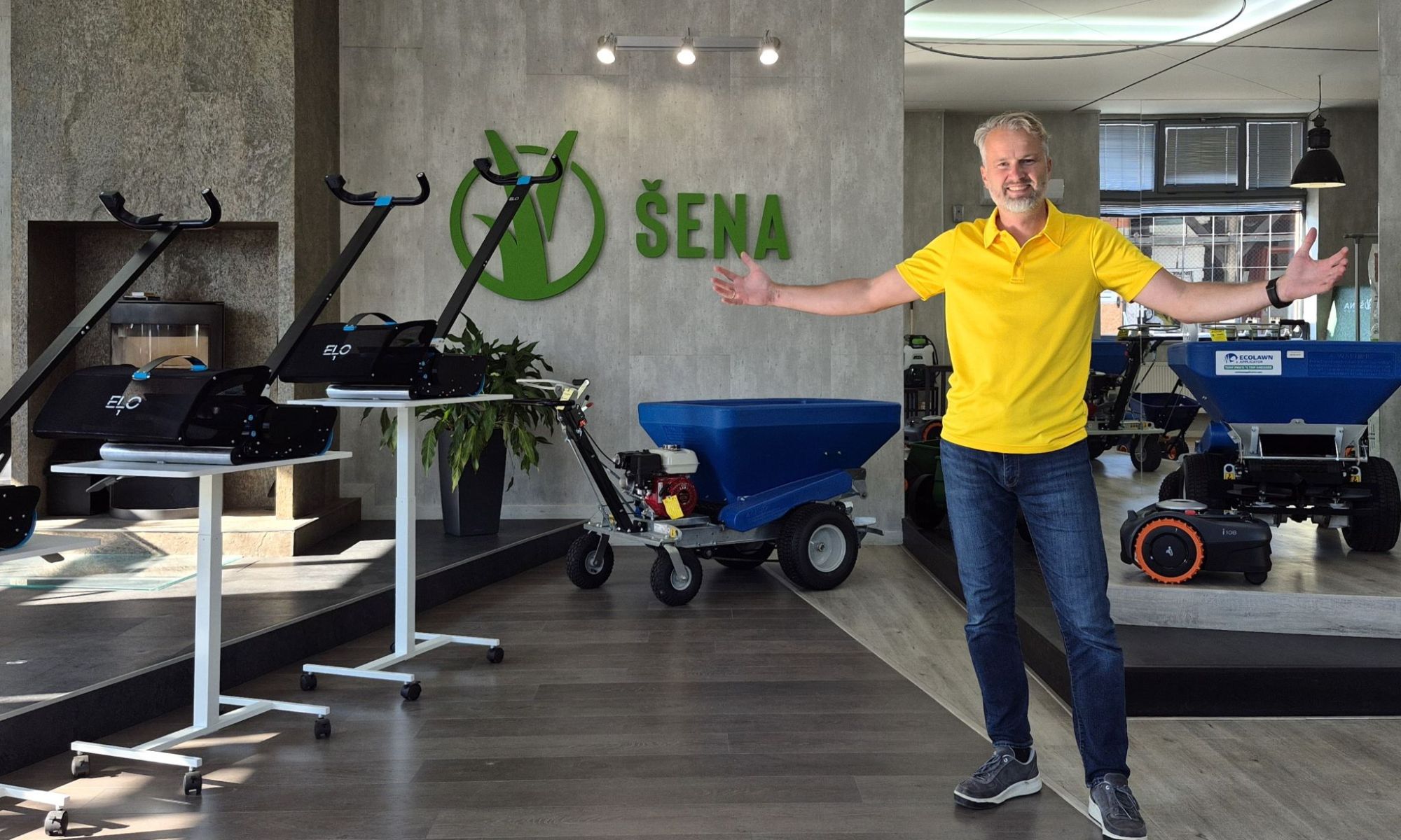 Tomáš Šena v showroomu